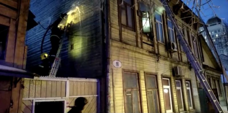 В центре Самары из горящего дома эвакуировали женщину