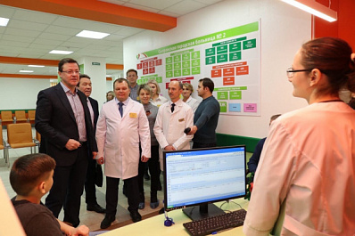 Дмитрий Азаров посетил обновлённую детскую поликлинику Сызрани