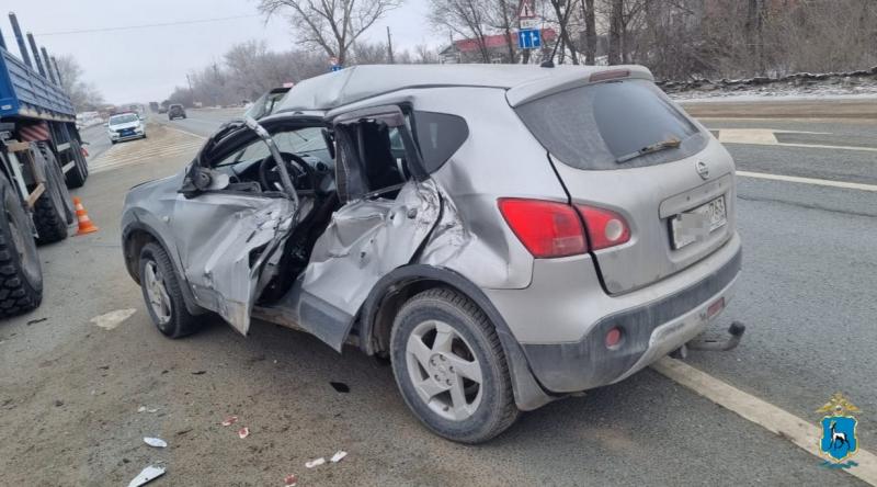 В Самарской области женщина на иномарке попала под грузовик