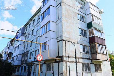 В Новокуйбышевске приводят в порядок пятиэтажку на улице Киевской