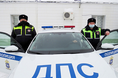 В Самарской области полицейские освободили из снежного плена грузовик