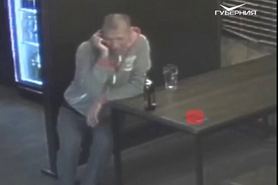 Полиция разыскивает мужчину, обокравшего девушку в баре Тольятти