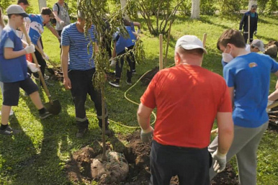 В самарском парке Дружбы юные корреспонденты высадили "Сад Памяти"