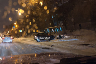 Из-за снегопада в Самаре иномарку снесло на остановку