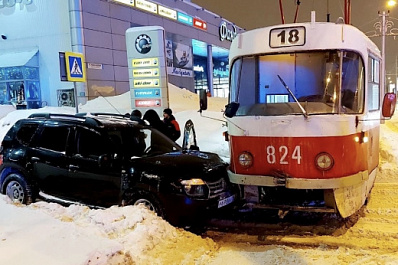 В Самаре на Ново-Садовой иномарка протаранила трамвай