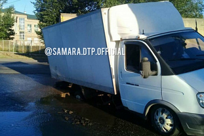 В Самаре под асфальт провалилась "газель"