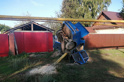В Самарской области неопытный водитель на ВАЗ-2101 влетел в опору газовой трубы