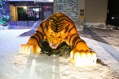 Сугробы превращаются в сказку: жители Камышлинского района украсили село символом 2022 года