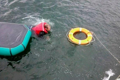 В Самарской области рыбак попал под баржи с солью и теплоход