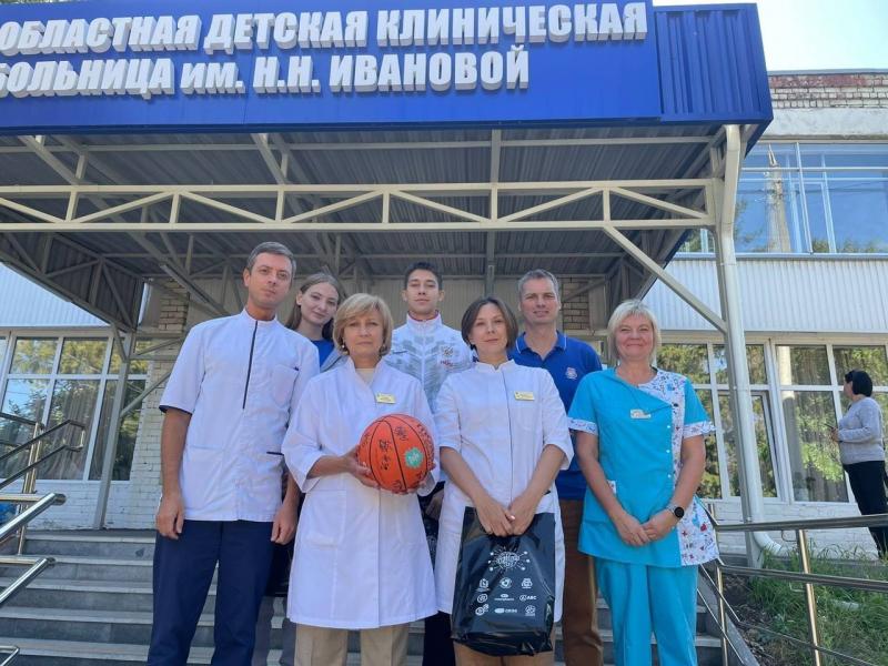 Юных пациентов больниц Самарской области поздравили с Днем знаний