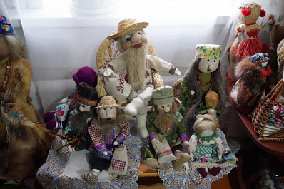 Жительница Борского создала у себя в доме целый кукольный мир