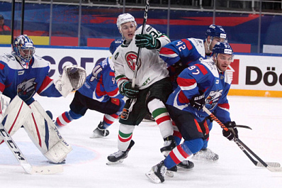 Тольяттинские хоккеисты возглавили турнирную таблицу