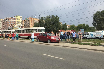 В Самаре девушка на иномарке сбила четырех человек на трамвайной остановке