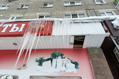 В Самаре с крыши дома наледь упала на годовалого ребенка