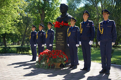 В Самаре в День ВВС России возложили цветы к памятнику Юрию Гагарину