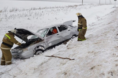 В Самарской области спасатели помогли вытащить легковушку, вылетевшую в кювет на трассе