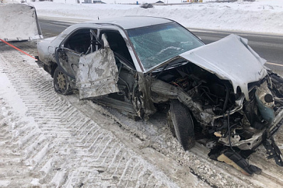 "Мерседес" вынесло под встречные фуры в Самарской области