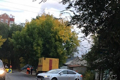 Огромная яма на дороге в Самаре образовалась из-за прорыва водопровода