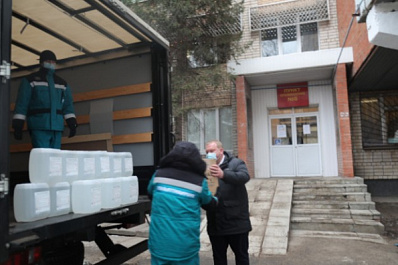 Спецкостюмы, перчатки и антисептики: "Тольяттикаучук" продолжает помогать медучреждениям