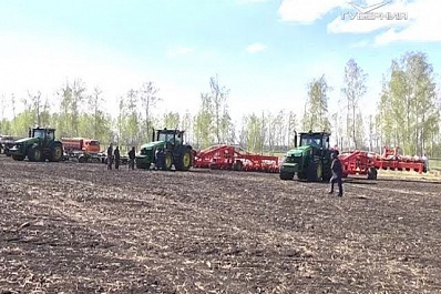 Дмитрий Азаров обсудил ход посевной и создание новых рабочих мест с крупнейшим сельхозпроизводителем