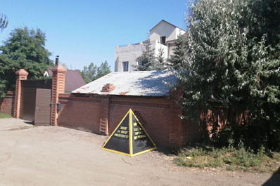 В Самаре коммунальщики снова ставят пирамиды у домов должников за воду