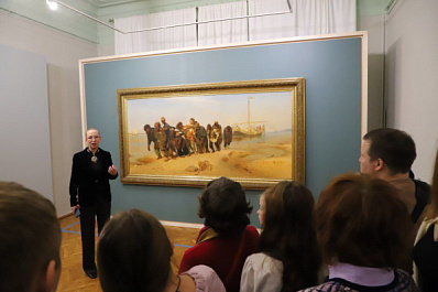 В Самаре ветераны СВО и их близкие посетили выставку одной картины "Бурлаки на Волге"