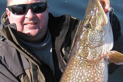 Самарский рыбак поймал 9-килограммовую щуку на вскрывшейся Волге