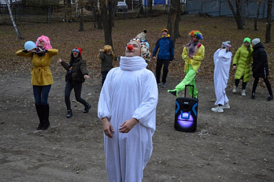 Клоуны провели акцию "Улыбка в окне" у больницы в Октябрьске 