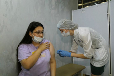 Жители Самары проходят вакцинацию от COVID-19 в крупных торговых центрах