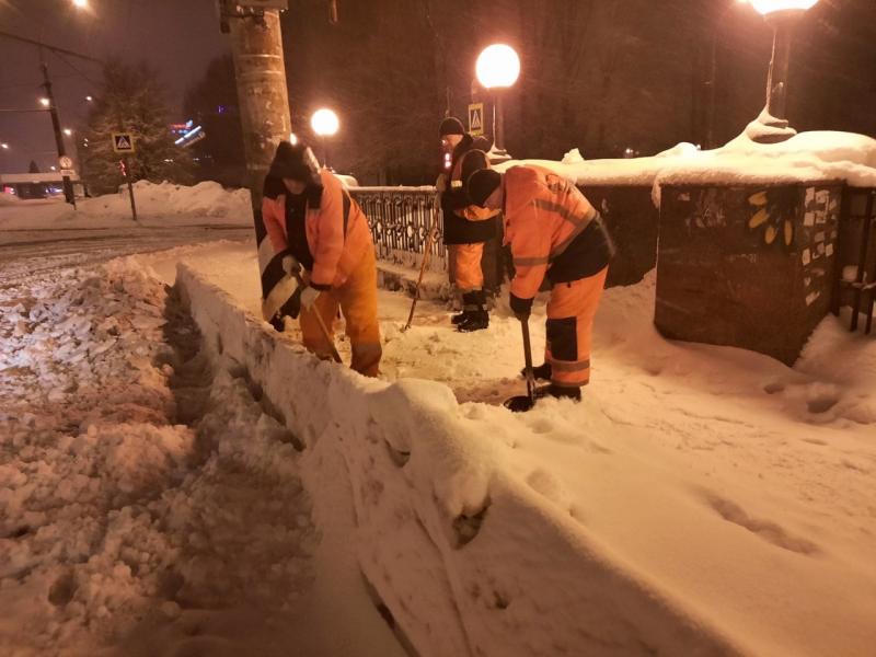 Кубометры снега: в Тольятти и Сызрани круглосуточно идет борьба со стихией