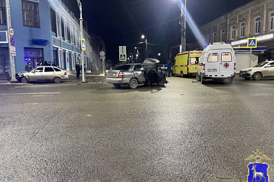 Четверо пострадавших: в Сызрани 23 ноября столкнулись "Ниссан" и "Приора"