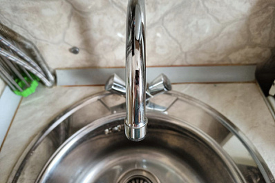 Аварийная служба поможет решить проблему с ржавой водой