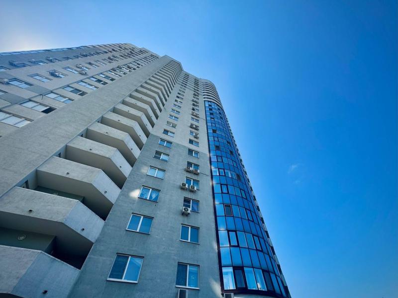 Выпал с четвертого этажа: врачи не смогли спасти 1,5-годовалого малыша