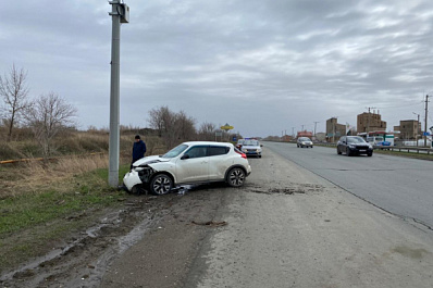 В Самарской области Nissan протаранил световую опору: пострадал водитель
