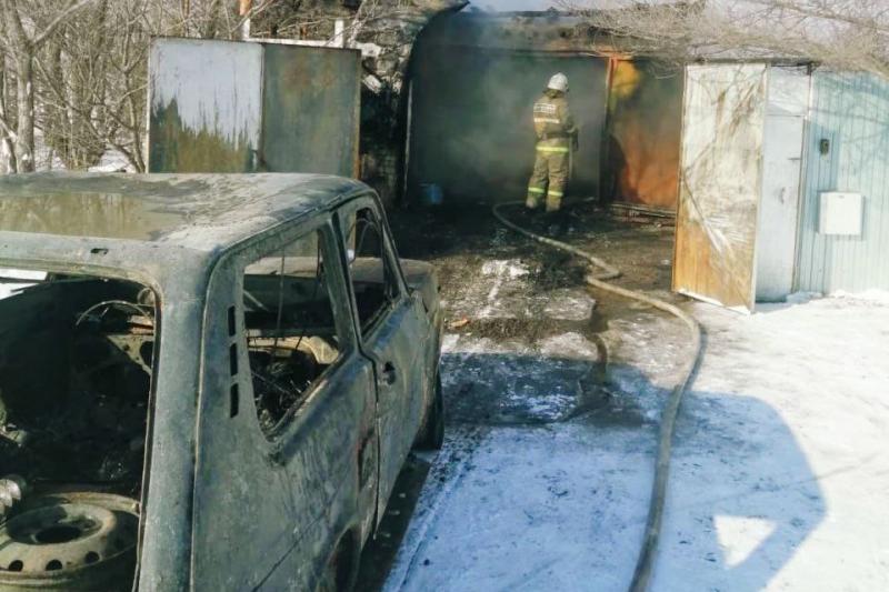 В Богатовском районе тушили гараж с машиной