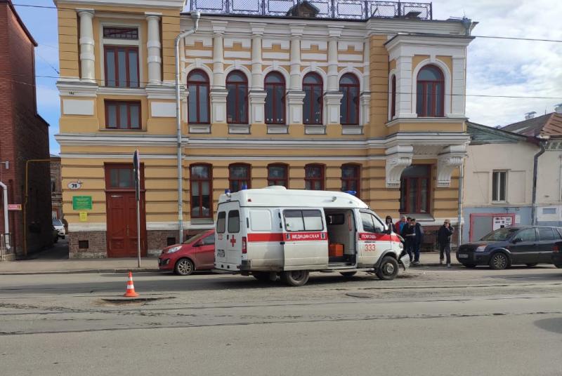 В Самаре на улице Фрунзе скорая столкнулась с легковушкой