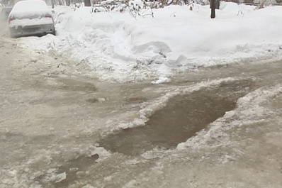 В Самаре устраняют утечку из трубы с холодной водой