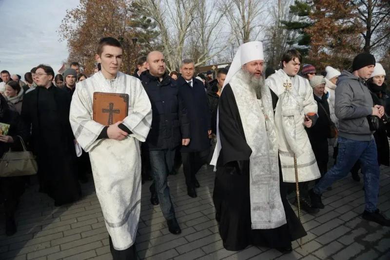Губернатор Вячеслав Федорищев принял участие в крестном ходе в Самаре