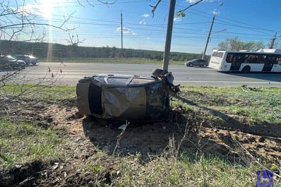 В Тольятти водитель на "Гранте" врезался в столб и опрокинулся в кювет