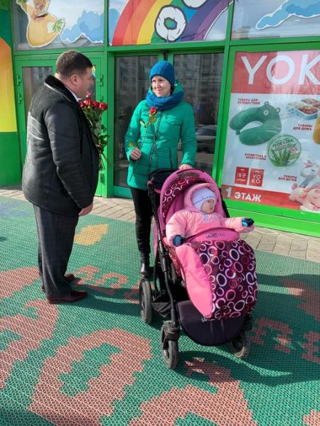 В Самарской области женщинам в преддверии 8 Марта дарят цветы