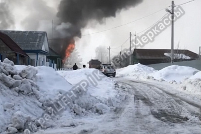 Рано утром в Кинель-Черкассах полыхали отечественная легковушка, гараж и сарай