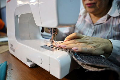 Самарские добровольцы осваивают пошив перевязочных пакетов для бойцов СВО