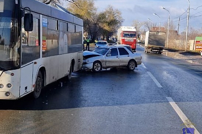 В Самаре 30 октября водитель на "Форде" на остановке въехал в автобус 