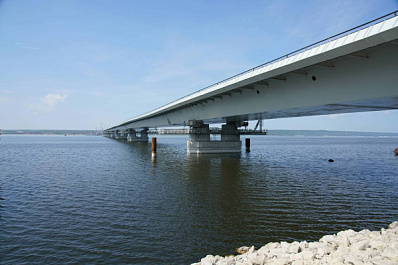  В Самарской области на мосту через Волгу начали обустраивать верхний слой покрытия