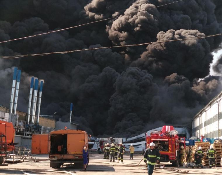 Появились фото с места крупного пожара в районе Заводского шоссе