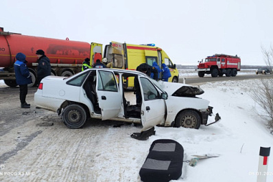 На трассе в Самарской области бензовоз влетел в легковушку