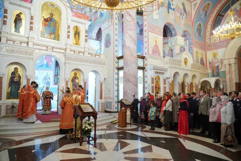 Дмитрий Азаров встретил Пасху в Софийском соборе вместе с самарцами