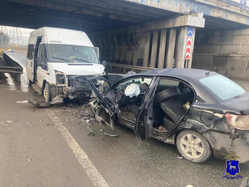 В Тольятти столкнулись микроавтобус и легковушка, погибли двое