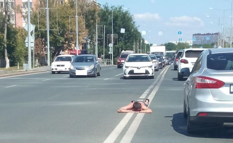 В Самаре на Ново-Садовой полуголый мужчина отжимался посреди дороги