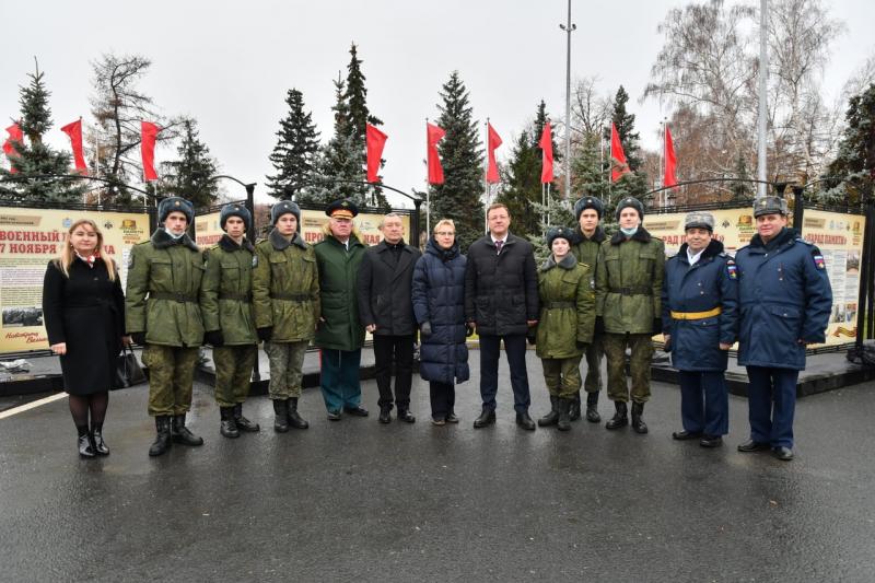 В Самаре отметили 80-летие "запасной столицы" СССР и военного парада на площади Куйбышева